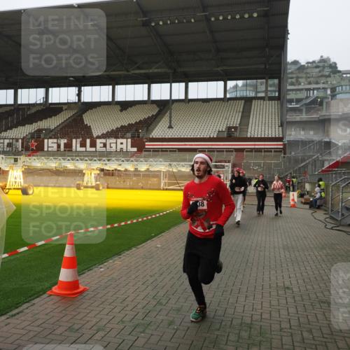 07.12.2025 - St. Pauli X-Mass-Run No. 15 Fabian Wolf http://msf.ph/oto/9366703 07.12.2025 10:21:07 Ziel 1386, 1407, 1898, 1900, 2565, 3984, 4338 meine-sportfotos.de