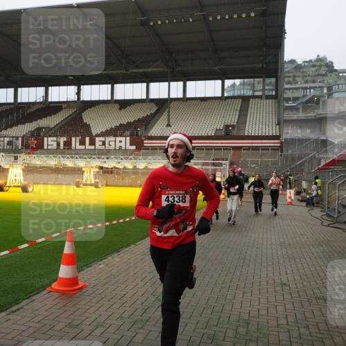 07.12.2025 - St. Pauli X-Mass-Run No. 15 Fabian Wolf http://msf.ph/oto/9366705 07.12.2025 10:21:07 Ziel 1386, 1407, 1898, 1900, 2565, 3984, 4338 meine-sportfotos.de