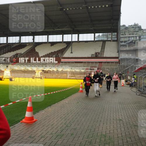 07.12.2025 - St. Pauli X-Mass-Run No. 15 Fabian Wolf http://msf.ph/oto/9366709 07.12.2025 10:21:08 Ziel 1386, 1407, 1898, 1900, 2565, 3984, 4338 meine-sportfotos.de