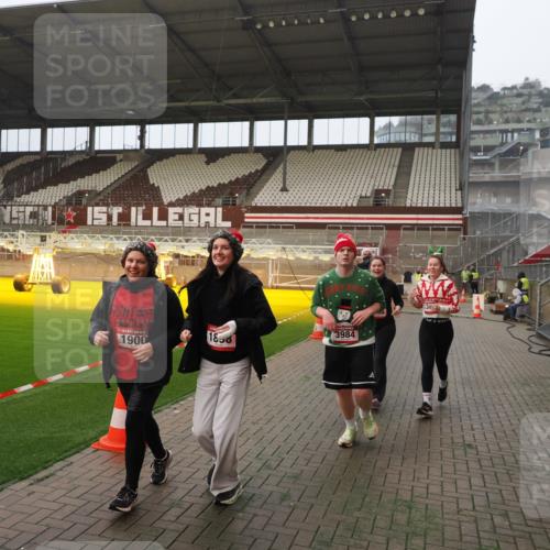 07.12.2025 - St. Pauli X-Mass-Run No. 15 Fabian Wolf http://msf.ph/oto/9366722 07.12.2025 10:21:10 Ziel 1386, 1407, 1898, 1900, 2565, 3984, 4338 meine-sportfotos.de