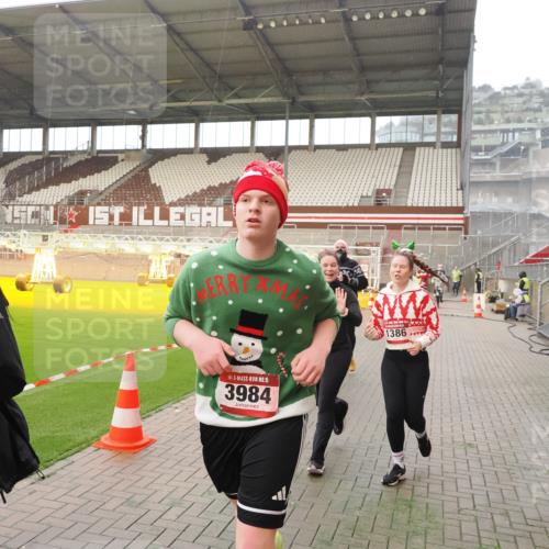 07.12.2025 - St. Pauli X-Mass-Run No. 15 Fabian Wolf http://msf.ph/oto/9366730 07.12.2025 10:21:11 Ziel 1386, 1407, 1898, 1900, 2173, 2565, 3984, 4338 meine-sportfotos.de