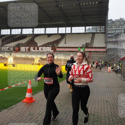 07.12.2025 - St. Pauli X-Mass-Run No. 15 Fabian Wolf http://msf.ph/oto/9366737 07.12.2025 10:21:12 Ziel 1386, 1407, 1898, 1900, 2173, 2565, 3849, 3984, 4338 meine-sportfotos.de