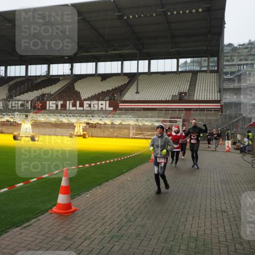 07.12.2025 - St. Pauli X-Mass-Run No. 15 Fabian Wolf http://msf.ph/oto/9366760 07.12.2025 10:21:18 Ziel 1326, 1386, 1407, 1898, 1900, 2173, 2565, 3062, 3384, 3540, 3541, 3848, 3849, 3984, 4117, 4338 meine-sportfotos.de