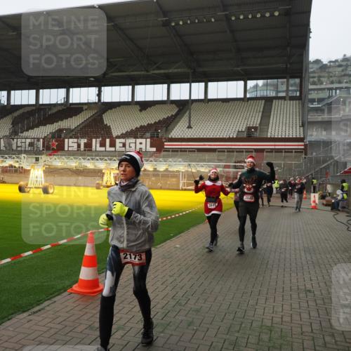 07.12.2025 - St. Pauli X-Mass-Run No. 15 Fabian Wolf http://msf.ph/oto/9366772 07.12.2025 10:21:19 Ziel 1326, 1386, 1407, 1898, 1900, 2173, 2565, 3062, 3384, 3540, 3541, 3848, 3849, 3984, 4117, 4338 meine-sportfotos.de