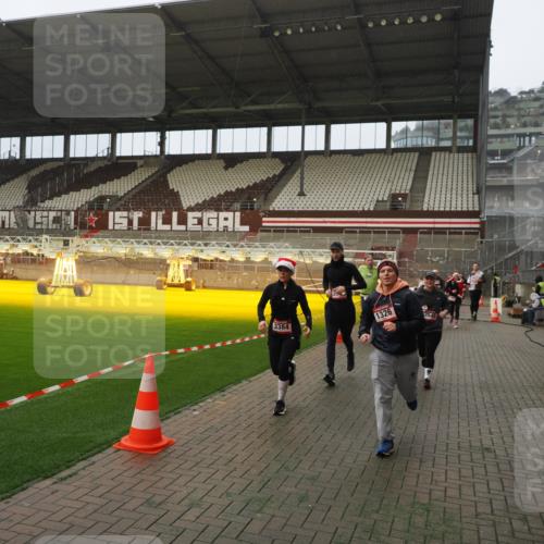 07.12.2025 - St. Pauli X-Mass-Run No. 15 Fabian Wolf http://msf.ph/oto/9366805 07.12.2025 10:21:23 Ziel 149, 270, 1326, 1386, 1407, 2173, 2565, 3062, 3091, 3384, 3540, 3541, 3848, 3849, 3984, 3988, 4117, 4338 meine-sportfotos.de