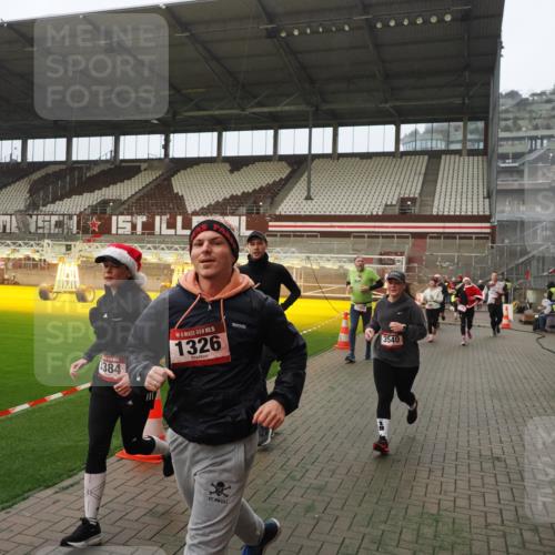 07.12.2025 - St. Pauli X-Mass-Run No. 15 Fabian Wolf http://msf.ph/oto/9366816 07.12.2025 10:21:24 Ziel 149, 270, 1326, 1407, 2173, 2927, 3062, 3091, 3384, 3540, 3541, 3848, 3849, 3984, 3988, 4117, 4338 meine-sportfotos.de