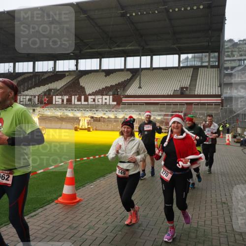 07.12.2025 - St. Pauli X-Mass-Run No. 15 Fabian Wolf http://msf.ph/oto/9366844 07.12.2025 10:21:28 Ziel 149, 270, 1326, 2173, 2927, 2997, 3062, 3091, 3384, 3540, 3541, 3848, 3849, 3988, 4117, 4169, 4170 meine-sportfotos.de