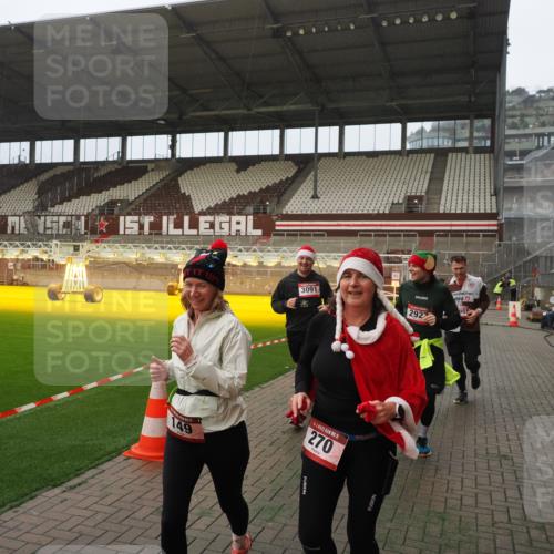 07.12.2025 - St. Pauli X-Mass-Run No. 15 Fabian Wolf http://msf.ph/oto/9366848 07.12.2025 10:21:29 Ziel 149, 270, 1326, 2173, 2927, 2997, 3062, 3091, 3384, 3540, 3541, 3848, 3849, 3988, 4117, 4158, 4169, 4170 meine-sportfotos.de