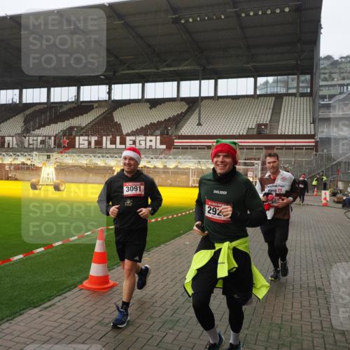 07.12.2025 - St. Pauli X-Mass-Run No. 15 Fabian Wolf http://msf.ph/oto/9366856 07.12.2025 10:21:30 Ziel 149, 270, 1326, 2173, 2927, 2997, 3062, 3091, 3384, 3540, 3541, 3848, 3849, 3988, 4117, 4158, 4169, 4170 meine-sportfotos.de
