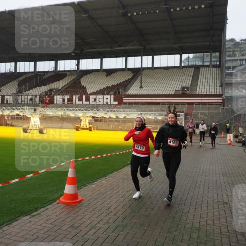07.12.2025 - St. Pauli X-Mass-Run No. 15 Fabian Wolf http://msf.ph/oto/9366880 07.12.2025 10:21:32 Ziel 149, 270, 1326, 2927, 2997, 3062, 3091, 3384, 3540, 3541, 3848, 3849, 3988, 4117, 4158, 4169, 4170 meine-sportfotos.de