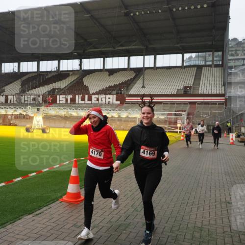 07.12.2025 - St. Pauli X-Mass-Run No. 15 Fabian Wolf http://msf.ph/oto/9366886 07.12.2025 10:21:33 Ziel 149, 270, 1326, 2927, 2997, 3062, 3091, 3384, 3540, 3541, 3848, 3988, 4117, 4158, 4169, 4170 meine-sportfotos.de