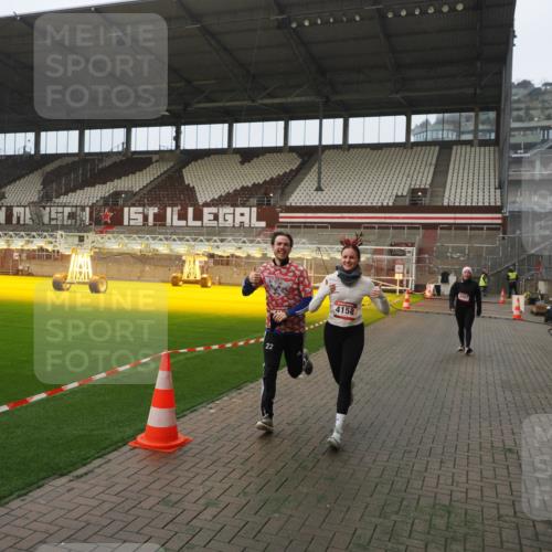 07.12.2025 - St. Pauli X-Mass-Run No. 15 Fabian Wolf http://msf.ph/oto/9366899 07.12.2025 10:21:36 Ziel 149, 270, 1326, 2927, 2997, 3062, 3091, 3384, 3540, 3541, 3988, 4158, 4169, 4170 meine-sportfotos.de