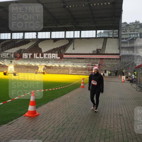 07.12.2025 - St. Pauli X-Mass-Run No. 15 Fabian Wolf http://msf.ph/oto/9366923 07.12.2025 10:21:41 Ziel 270, 2927, 2997, 3091, 3988, 4158, 4169, 4170 meine-sportfotos.de
