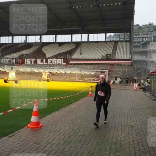 07.12.2025 - St. Pauli X-Mass-Run No. 15 Fabian Wolf http://msf.ph/oto/9366925 07.12.2025 10:21:41 Ziel 270, 2927, 2997, 3091, 3988, 4158, 4169, 4170 meine-sportfotos.de