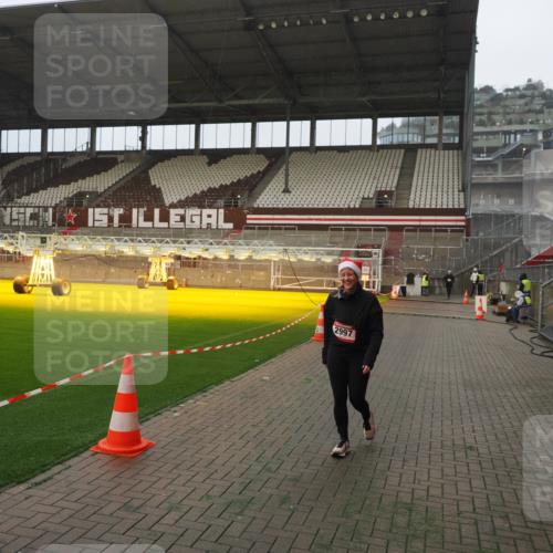 07.12.2025 - St. Pauli X-Mass-Run No. 15 Fabian Wolf http://msf.ph/oto/9366927 07.12.2025 10:21:41 Ziel 270, 2927, 2997, 3091, 3988, 4158, 4169, 4170 meine-sportfotos.de