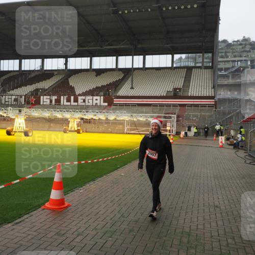 07.12.2025 - St. Pauli X-Mass-Run No. 15 Fabian Wolf http://msf.ph/oto/9366930 07.12.2025 10:21:41 Ziel 270, 2927, 2997, 3091, 3988, 4158, 4169, 4170 meine-sportfotos.de