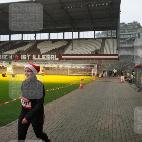 07.12.2025 - St. Pauli X-Mass-Run No. 15 Fabian Wolf http://msf.ph/oto/9366934 07.12.2025 10:21:43 Ziel 2927, 2997, 4158, 4169, 4170 meine-sportfotos.de