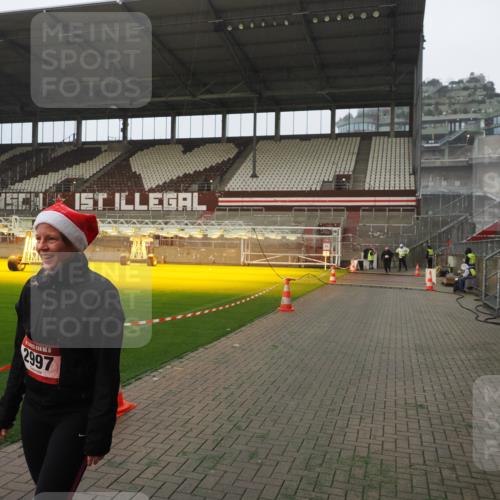 07.12.2025 - St. Pauli X-Mass-Run No. 15 Fabian Wolf http://msf.ph/oto/9366936 07.12.2025 10:21:43 Ziel 2927, 2997, 4158, 4169, 4170 meine-sportfotos.de