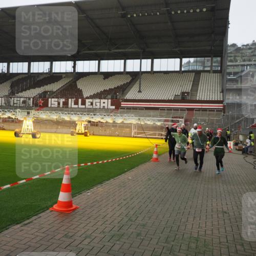 07.12.2025 - St. Pauli X-Mass-Run No. 15 Fabian Wolf http://msf.ph/oto/9366948 07.12.2025 10:21:58 Ziel 1488, 2944, 2945, 3999, 4000, 4321, 4322, 4323, 4415 meine-sportfotos.de