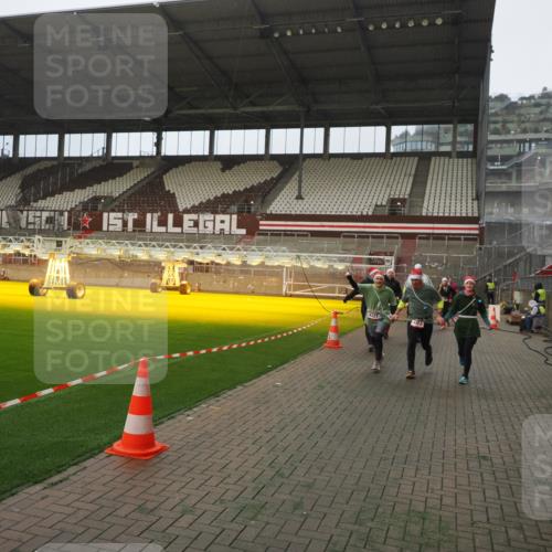 07.12.2025 - St. Pauli X-Mass-Run No. 15 Fabian Wolf http://msf.ph/oto/9366950 07.12.2025 10:21:58 Ziel 1488, 2944, 2945, 3999, 4000, 4321, 4322, 4323, 4415 meine-sportfotos.de
