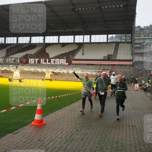 07.12.2025 - St. Pauli X-Mass-Run No. 15 Fabian Wolf http://msf.ph/oto/9366960 07.12.2025 10:21:59 Ziel 1488, 2944, 2945, 3999, 4000, 4321, 4322, 4323, 4415 meine-sportfotos.de