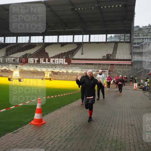 07.12.2025 - St. Pauli X-Mass-Run No. 15 Fabian Wolf http://msf.ph/oto/9366984 07.12.2025 10:22:01 Ziel 1488, 2944, 2945, 3999, 4000, 4321, 4322, 4323, 4415 meine-sportfotos.de