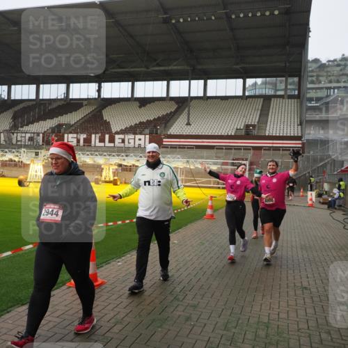 07.12.2025 - St. Pauli X-Mass-Run No. 15 Fabian Wolf http://msf.ph/oto/9366999 07.12.2025 10:22:05 Ziel 1371, 1488, 2819, 2944, 2945, 3431, 3736, 3999, 4000, 4321, 4322, 4323, 4415 meine-sportfotos.de