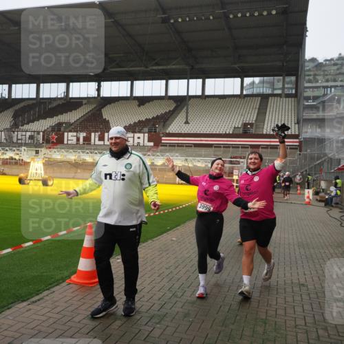 07.12.2025 - St. Pauli X-Mass-Run No. 15 Fabian Wolf http://msf.ph/oto/9367007 07.12.2025 10:22:06 Ziel 1371, 1488, 2817, 2818, 2819, 2945, 3431, 3736, 3999, 4000, 4321, 4322, 4323, 4415 meine-sportfotos.de
