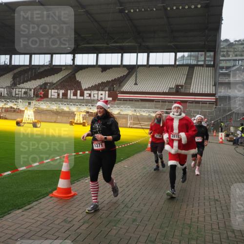 07.12.2025 - St. Pauli X-Mass-Run No. 15 Fabian Wolf http://msf.ph/oto/9367033 07.12.2025 10:22:11 Ziel 1371, 1488, 2817, 2818, 2819, 3431, 3736, 3999, 4000, 4321, 4322, 4323, 4415, 4774 meine-sportfotos.de