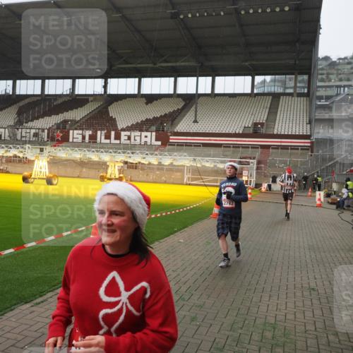 07.12.2025 - St. Pauli X-Mass-Run No. 15 Fabian Wolf http://msf.ph/oto/9367064 07.12.2025 10:22:14 Ziel 1371, 1488, 2817, 2818, 2819, 3431, 3736, 3999, 4000, 4415, 4774 meine-sportfotos.de