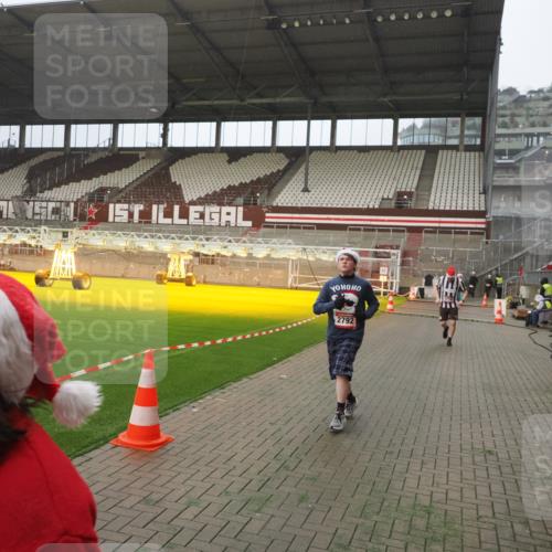 07.12.2025 - St. Pauli X-Mass-Run No. 15 Fabian Wolf http://msf.ph/oto/9367066 07.12.2025 10:22:14 Ziel 1371, 1488, 2817, 2818, 2819, 3431, 3736, 3999, 4000, 4415, 4774 meine-sportfotos.de