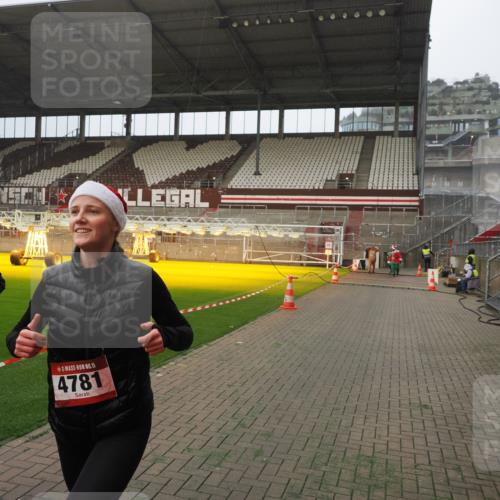 07.12.2025 - St. Pauli X-Mass-Run No. 15 Fabian Wolf http://msf.ph/oto/9367108 07.12.2025 10:22:25 Ziel 2184, 2817, 2818, 3431, 4771, 4774, 4781 meine-sportfotos.de