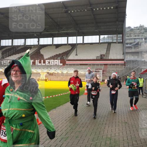 07.12.2025 - St. Pauli X-Mass-Run No. 15 Fabian Wolf http://msf.ph/oto/9367180 07.12.2025 10:22:46 Ziel 715, 739, 794, 1636, 3780, 4287, 4407, 4411, 4419, 4509, 4539 meine-sportfotos.de