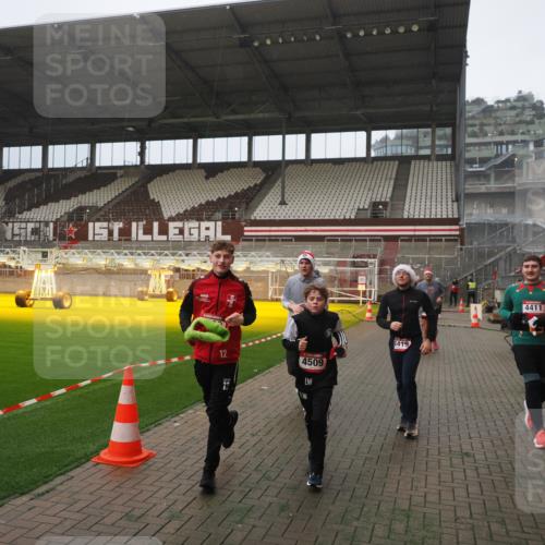 07.12.2025 - St. Pauli X-Mass-Run No. 15 Fabian Wolf http://msf.ph/oto/9367186 07.12.2025 10:22:47 Ziel 715, 739, 794, 3780, 4287, 4407, 4411, 4419, 4509, 4539 meine-sportfotos.de