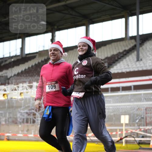 07.12.2025 - St. Pauli X-Mass-Run No. 15 Patografie http://msf.ph/oto/9367191 07.12.2025 11:03:24 Ziel 61, 64, 102, 109, 186, 853, 1850 meine-sportfotos.de