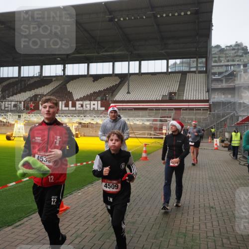 07.12.2025 - St. Pauli X-Mass-Run No. 15 Fabian Wolf http://msf.ph/oto/9367192 07.12.2025 10:22:48 Ziel 794, 3780, 4287, 4407, 4411, 4419, 4509, 4539 meine-sportfotos.de