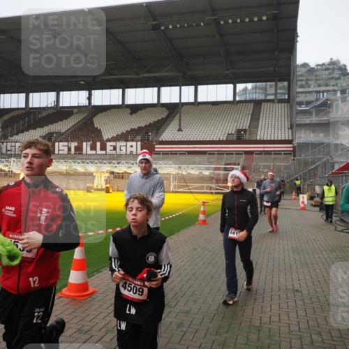 07.12.2025 - St. Pauli X-Mass-Run No. 15 Fabian Wolf http://msf.ph/oto/9367194 07.12.2025 10:22:48 Ziel 794, 3780, 4287, 4407, 4411, 4419, 4509, 4539 meine-sportfotos.de