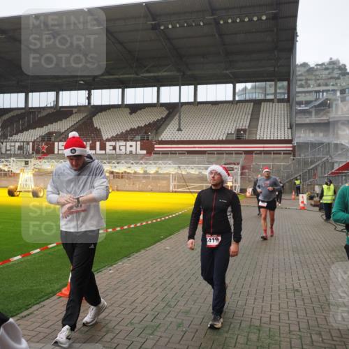 07.12.2025 - St. Pauli X-Mass-Run No. 15 Fabian Wolf http://msf.ph/oto/9367201 07.12.2025 10:22:48 Ziel 794, 3780, 4287, 4407, 4411, 4419, 4509, 4539 meine-sportfotos.de