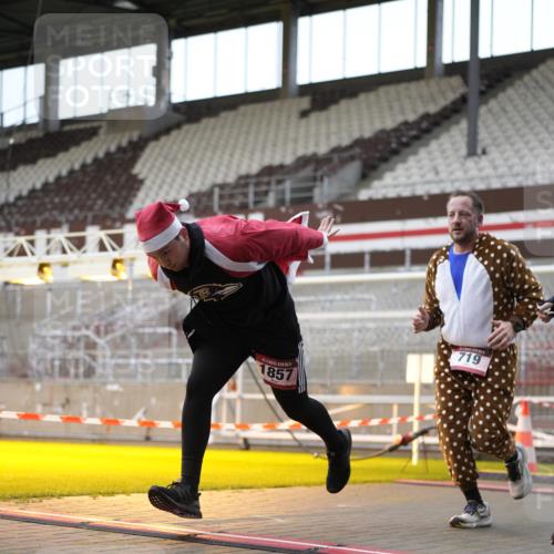 07.12.2025 - St. Pauli X-Mass-Run No. 15 Patografie http://msf.ph/oto/9367210 07.12.2025 11:03:45 Ziel 297, 505, 514, 719, 1551, 1853, 1857, 1860 meine-sportfotos.de