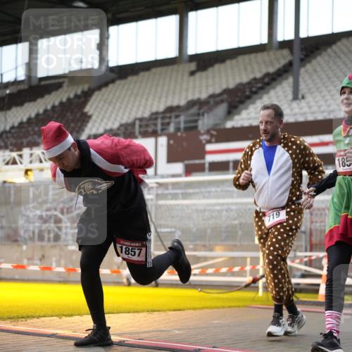 07.12.2025 - St. Pauli X-Mass-Run No. 15 Patografie http://msf.ph/oto/9367212 07.12.2025 11:03:45 Ziel 297, 505, 514, 719, 1551, 1853, 1857, 1860 meine-sportfotos.de