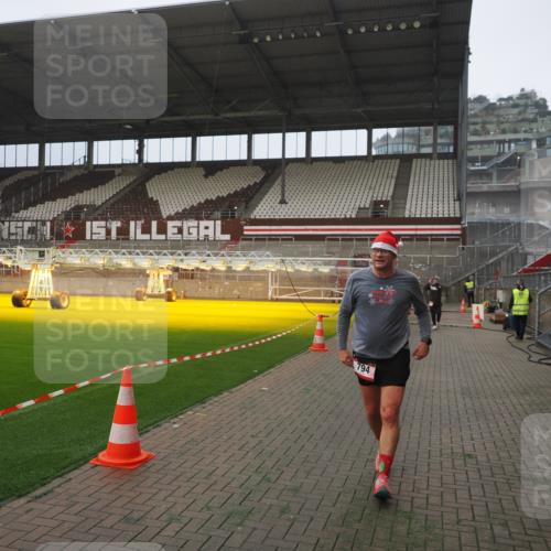 07.12.2025 - St. Pauli X-Mass-Run No. 15 Fabian Wolf http://msf.ph/oto/9367222 07.12.2025 10:22:51 Ziel 794, 2638, 3780, 4287, 4407, 4411, 4419, 4509, 4539 meine-sportfotos.de