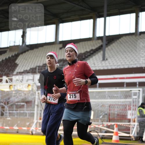 07.12.2025 - St. Pauli X-Mass-Run No. 15 Patografie http://msf.ph/oto/9367227 07.12.2025 11:04:00 Ziel 215, 216, 222, 432, 719, 734, 764, 1200, 1853, 1854, 1856, 1857, 1860 meine-sportfotos.de