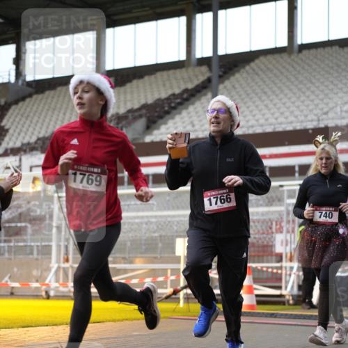 07.12.2025 - St. Pauli X-Mass-Run No. 15 Patografie http://msf.ph/oto/9367266 07.12.2025 11:04:15 Ziel 126, 215, 216, 285, 305, 700, 702, 734, 740, 764, 1200, 1252, 1254, 1401, 1695, 1766, 1769, 1852, 1854, 1856 meine-sportfotos.de