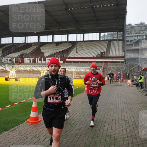 07.12.2025 - St. Pauli X-Mass-Run No. 15 Fabian Wolf http://msf.ph/oto/9367289 07.12.2025 10:23:05 Ziel 1996, 2123, 2304, 2638, 3078, 3079 meine-sportfotos.de