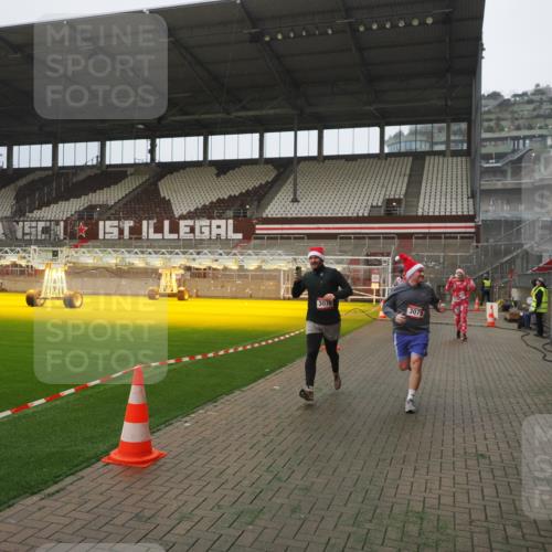 07.12.2025 - St. Pauli X-Mass-Run No. 15 Fabian Wolf http://msf.ph/oto/9367296 07.12.2025 10:23:10 Ziel 1996, 2123, 2304, 2508, 2511, 2638, 3052, 3078, 3079 meine-sportfotos.de