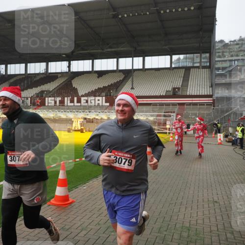 07.12.2025 - St. Pauli X-Mass-Run No. 15 Fabian Wolf http://msf.ph/oto/9367303 07.12.2025 10:23:11 Ziel 1996, 2123, 2304, 2508, 2511, 2638, 3052, 3078, 3079 meine-sportfotos.de