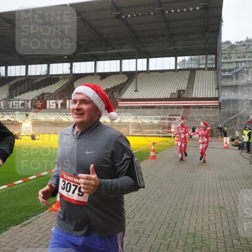 07.12.2025 - St. Pauli X-Mass-Run No. 15 Fabian Wolf http://msf.ph/oto/9367304 07.12.2025 10:23:11 Ziel 1996, 2123, 2304, 2508, 2511, 2638, 3052, 3078, 3079 meine-sportfotos.de