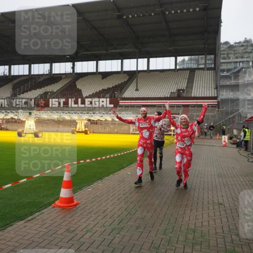 07.12.2025 - St. Pauli X-Mass-Run No. 15 Fabian Wolf http://msf.ph/oto/9367308 07.12.2025 10:23:13 Ziel 1996, 2123, 2304, 2508, 2511, 3052, 3078, 3079 meine-sportfotos.de