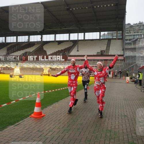 07.12.2025 - St. Pauli X-Mass-Run No. 15 Fabian Wolf http://msf.ph/oto/9367310 07.12.2025 10:23:14 Ziel 1996, 2123, 2304, 2508, 2511, 3052, 3078, 3079 meine-sportfotos.de