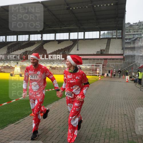 07.12.2025 - St. Pauli X-Mass-Run No. 15 Fabian Wolf http://msf.ph/oto/9367314 07.12.2025 10:23:15 Ziel 1996, 2123, 2304, 2508, 2511, 3052, 3078, 3079 meine-sportfotos.de
